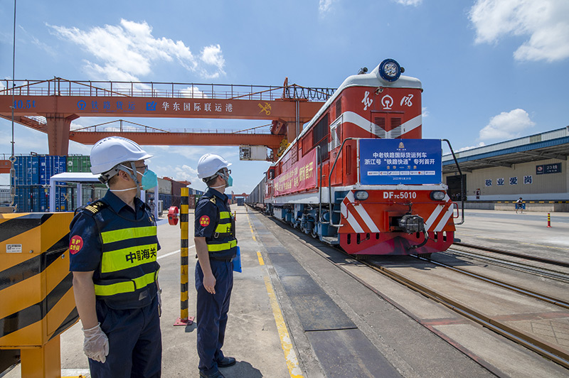 2022年6月29日，浙江金華，中老鐵路國際貨運(yùn)列車浙江號“鐵路快通”首趟專列經(jīng)海關(guān)監(jiān)管后，從浙江省鐵路金華南站鳴笛啟程，經(jīng)磨憨口岸駛向老撾萬象。