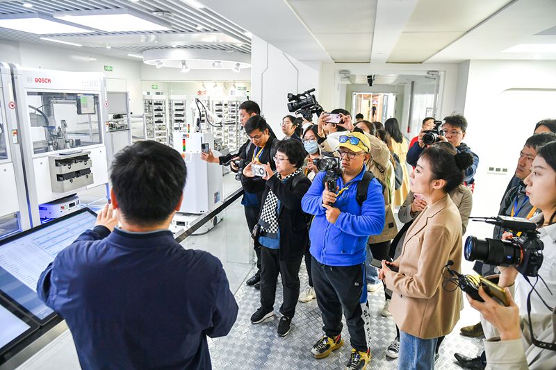2023年10月16日，第三屆“一帶一路”國(guó)際合作高峰論壇新聞中心組織中外記者采訪。記者在中德大廈內(nèi)的博世未來(lái)工廠展區(qū)參觀，了解其高質(zhì)量創(chuàng)新發(fā)展成果。