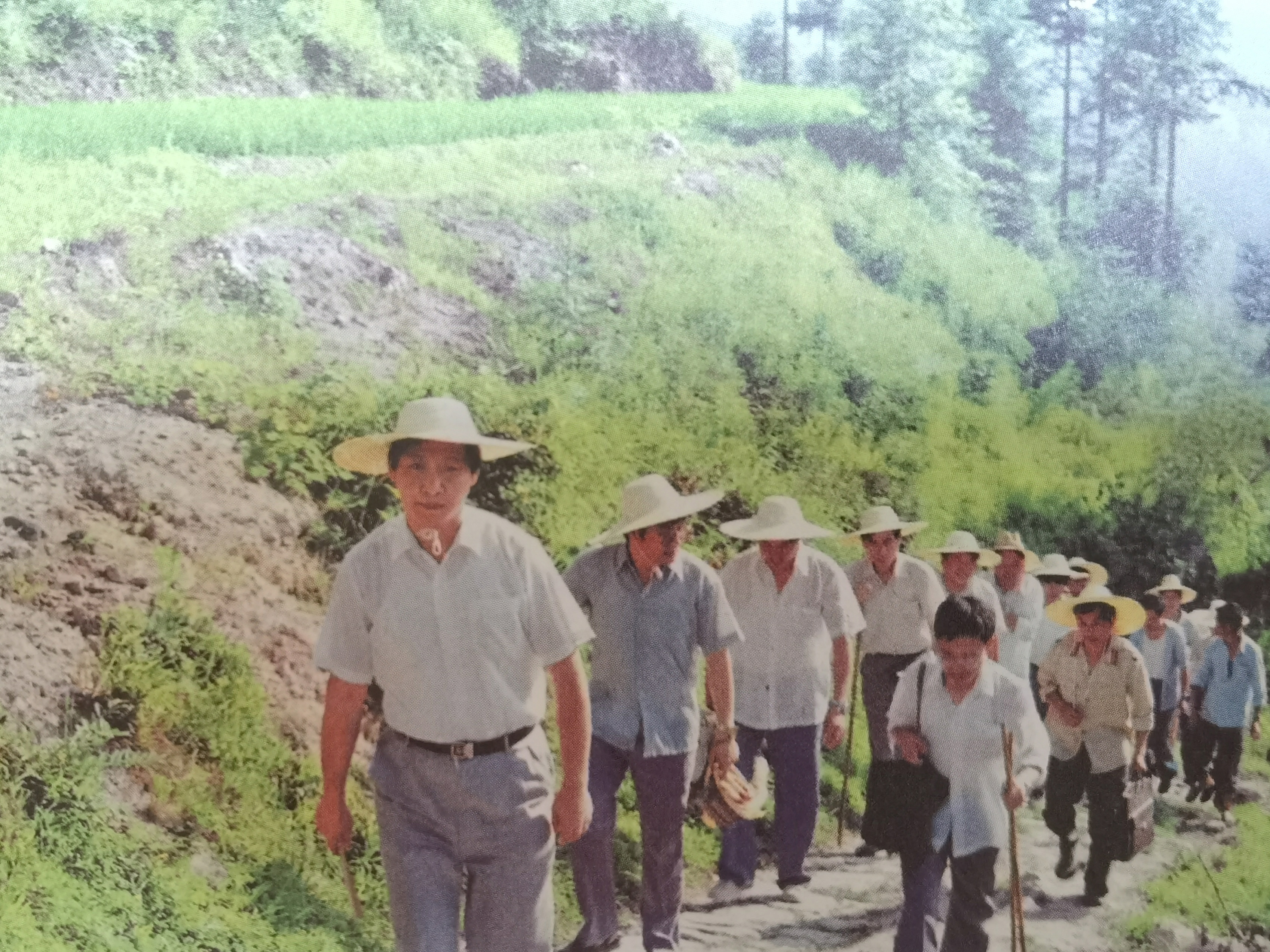 1989年7月，習(xí)近平冒著酷暑，帶頭步行到下黨鄉(xiāng)調(diào)研。