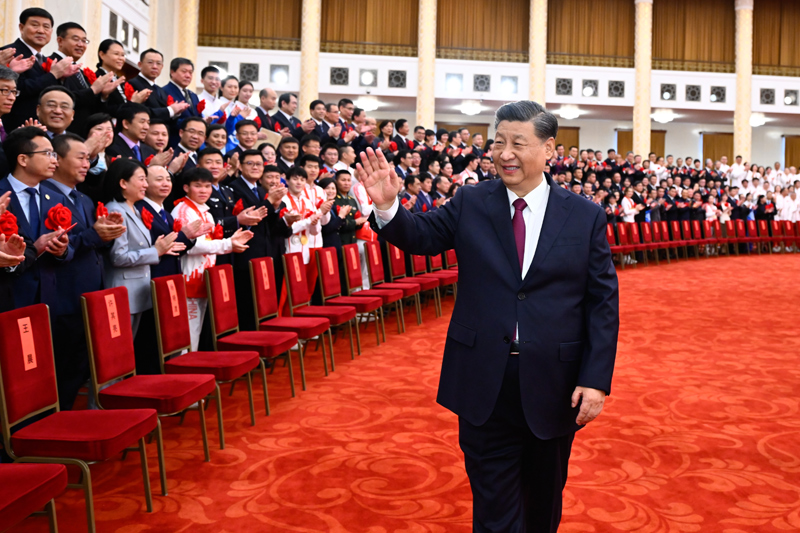 2022年4月8日，北京冬奧會、冬殘奧會總結(jié)表彰大會在北京人民大會堂隆重舉行。會前，習近平等會見北京冬奧會、冬殘奧會突出貢獻集體代表、突出貢獻個人和中國體育代表團成員。