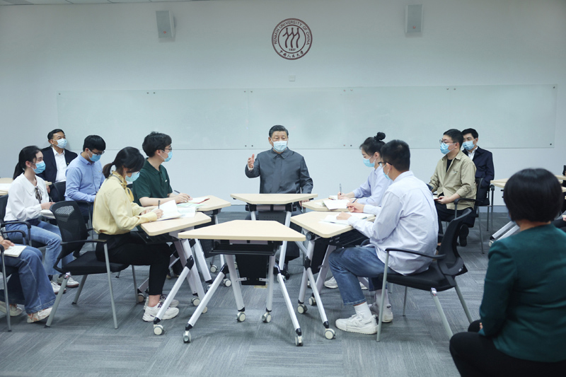 2022年4月25日，習(xí)近平總書(shū)記來(lái)到中國(guó)人民大學(xué)考察調(diào)研。這是總書(shū)記在立德樓觀摩思政課智慧教室現(xiàn)場(chǎng)教學(xué)并參與討論。
