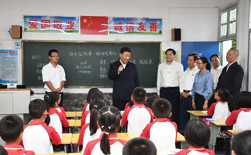 2020年9月16日，習(xí)近平總書(shū)記在湖南省郴州市汝城縣文明瑤族鄉(xiāng)第一片小學(xué)，同正在上思政課的同學(xué)們親切交流。