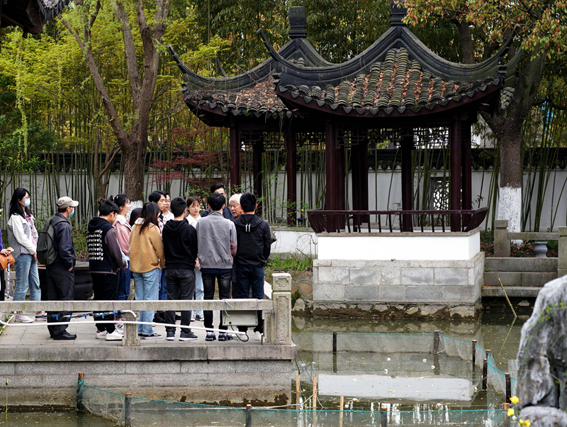 2021年3月30日，在上海交通大學(xué)南蘇園的“微型洱?！迸?，孔海南教授為學(xué)生們打造“沉浸式”思政課。