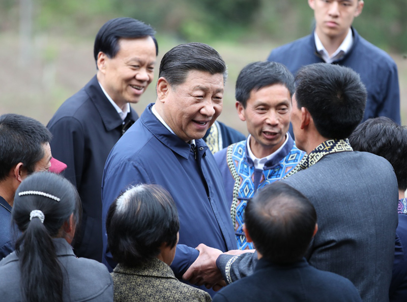 2019年4月15日至17日，中共中央總書記、國家主席、中央軍委主席習近平在重慶考察，并主持召開解決“兩不愁三保障”突出問題座談會。這是4月15日下午，習近平在石柱土家族自治縣中益鄉(xiāng)華溪村同村民親切交流。新華社記者 丁海濤 攝