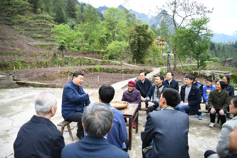2019年4月15日至17日，中共中央總書記、國家主席、中央軍委主席習近平在重慶考察，并主持召開解決“兩不愁三保障”突出問題座談會。這是4月15日下午，習近平在石柱土家族自治縣中益鄉(xiāng)華溪村同村民代表、基層干部、扶貧干部、鄉(xiāng)村醫(yī)生等圍坐在一起，共話脫貧攻堅。新華社記者 謝環(huán)馳 攝