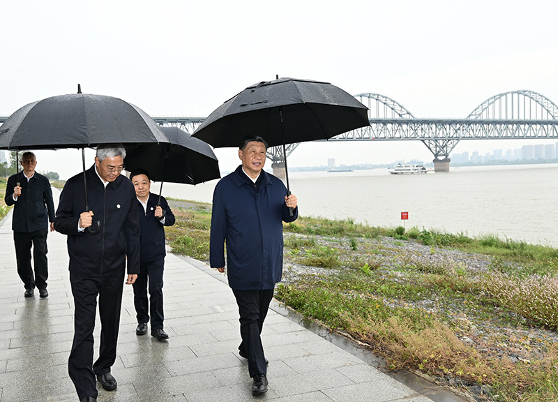2023年10月10日至13日，中共中央總書記、國家主席、中央軍委主席習(xí)近平在江西考察。這是10日下午，習(xí)近平在長江國家文化公園九江城區(qū)段考察時，冒雨沿江堤步行察看沿岸風(fēng)貌。新華社記者 謝環(huán)馳 攝