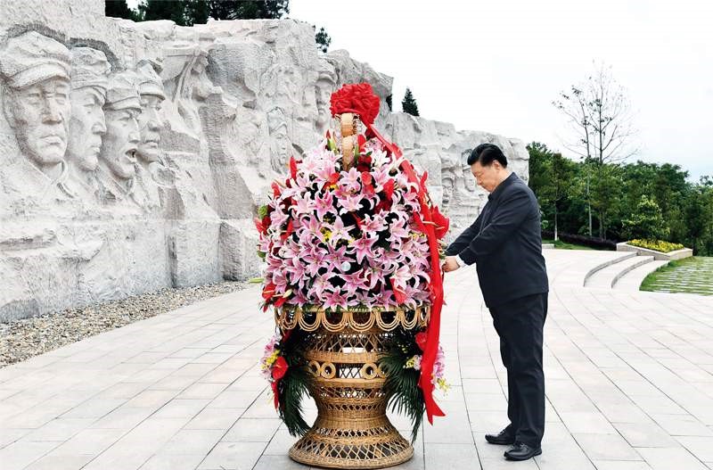 2021年4月25日至27日，中共中央總書記、國家主席、中央軍委主席習(xí)近平在廣西考察。這是25日上午，習(xí)近平在位于桂林市全州縣的紅軍長征湘江戰(zhàn)役紀(jì)念園，向湘江戰(zhàn)役紅軍烈士敬獻(xiàn)花籃。 新華社記者 謝環(huán)馳/攝