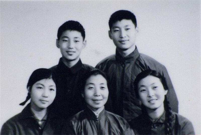 1972年冬，齊心和子女們。前排右起:齊橋橋、齊心、習(xí)安安。后排右起:習(xí)近平、習(xí)遠(yuǎn)平。