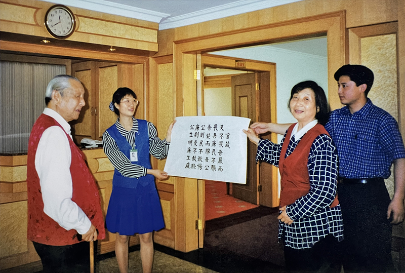 1999年3月，習(xí)仲勛欣賞齊心的書法作品《官箴》。