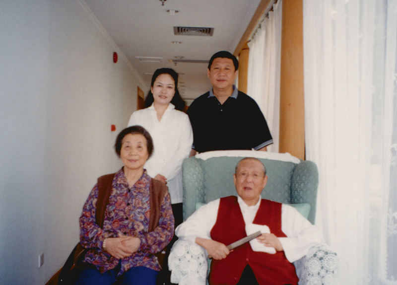 這是習(xí)近平、彭麗媛同習(xí)仲勛、齊心的合影。