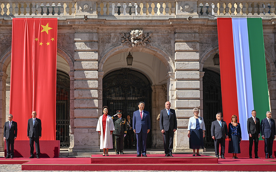 當(dāng)?shù)貢r(shí)間5月9日上午，國(guó)家主席習(xí)近平在布達(dá)佩斯出席匈牙利總統(tǒng)舒尤克和總理歐爾班共同舉行的隆重歡迎儀式。新華社記者 謝環(huán)馳 攝