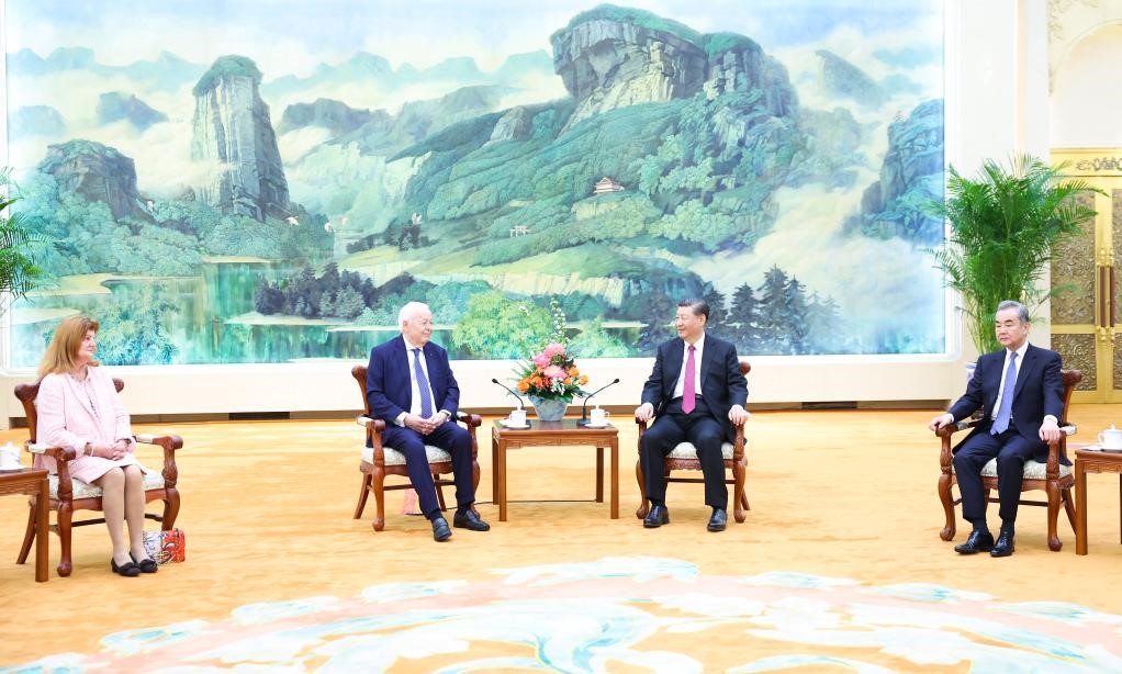2024年4月8日，國家主席習(xí)近平在北京人民大會(huì)堂會(huì)見法國梅里?；饡?huì)主席梅里埃夫婦。新華社記者 黃敬文 攝