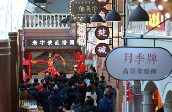 顧客在天津老字號集合店內(nèi)觀看演出。新華社記者 趙子碩 攝