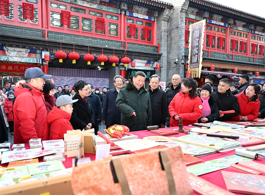 2024年2月1日下午，習(xí)近平在天津古文化街考察時，同店鋪員工和現(xiàn)場群眾互動交流。新華社記者 謝環(huán)馳 攝