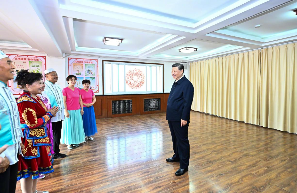 6月19日下午，習近平總書記在銀川市金鳳區(qū)長城花園社區(qū)活動室考察時，同社區(qū)居民親切交流。