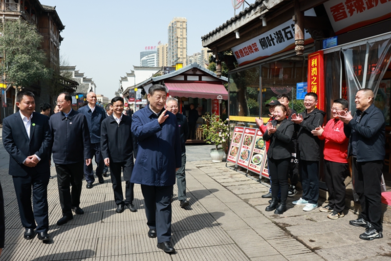 2024年3月19日上午，習(xí)近平在常德河街考察時，同店主和游客親切交流。新華社記者 王曄 攝