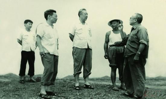 1978年8月，習(xí)仲勛（左三）在廣東惠陽農(nóng)村調(diào)研。在清華大學(xué)讀書的習(xí)近平（左一）利用暑假時(shí)間參加社會(huì)實(shí)踐，隨同父親一起下鄉(xiāng)。