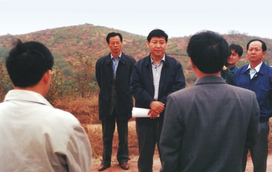 1999年11月，習(xí)近平在龍巖市長(zhǎng)汀縣河田水土流失治理區(qū)調(diào)研。圖源：《習(xí)近平在福建（下）》
