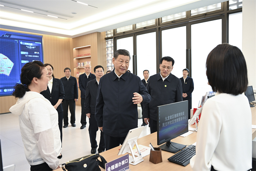 2024年4月22日至24日，中共中央總書記、國家主席、中央軍委主席習(xí)近平在重慶考察。這是22日下午，習(xí)近平在九龍坡區(qū)謝家灣街道民主村社區(qū)考察。新華社記者 謝環(huán)馳 攝