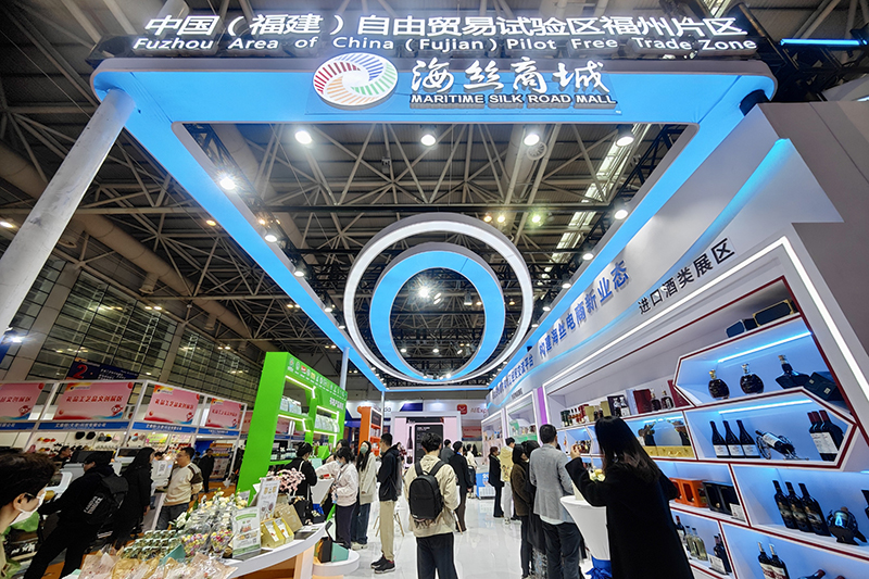 2024年3月18日，第四屆中國跨境電商交易會在福建福州開幕。展會聚焦“鏈接跨境全流域 共建電商新生態(tài)”，集聚全國80余個外貿(mào)產(chǎn)業(yè)帶的上千家供應(yīng)鏈企業(yè)。