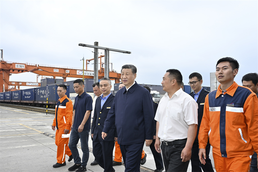 2024年4月22日至24日，中共中央總書記、國家主席、中央軍委主席習(xí)近平在重慶考察。這是22日下午，習(xí)近平在重慶國際物流樞紐園區(qū)重慶鐵路集裝箱中心站，同貨車司機(jī)、列車司機(jī)、裝卸工人、場站管理人員等親切交流。新華社記者 岳月偉 攝