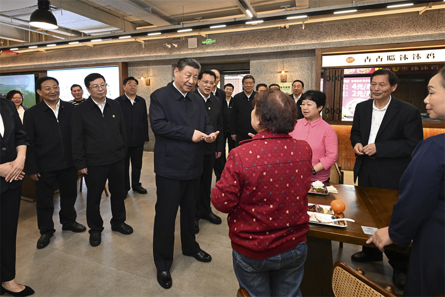 2024年4月22日下午，習(xí)近平在九龍坡區(qū)謝家灣街道民主村社區(qū)考察時(shí)，同正在社區(qū)食堂就餐的群眾親切交流。新華社記者 謝環(huán)馳 攝