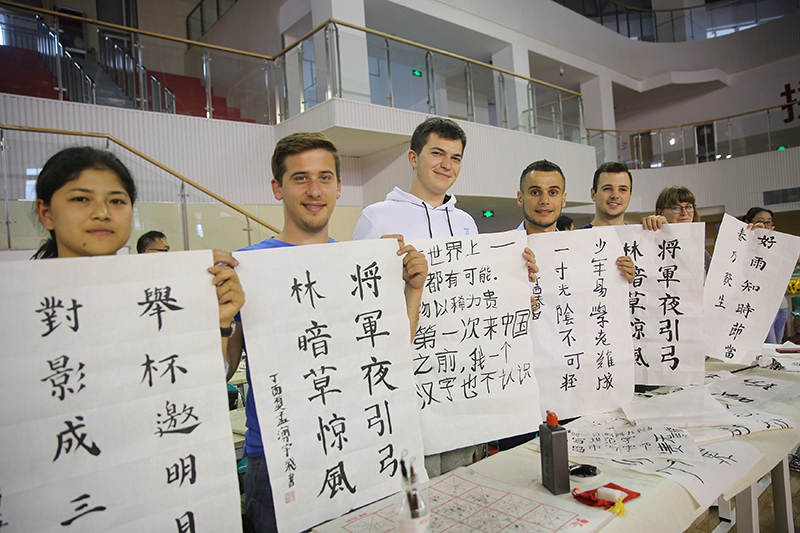2017年6月5日，來自青島大學(xué)和中國(guó)石油大學(xué)（華東）的外國(guó)留學(xué)生在展示剛剛現(xiàn)場(chǎng)完成的書法作品。