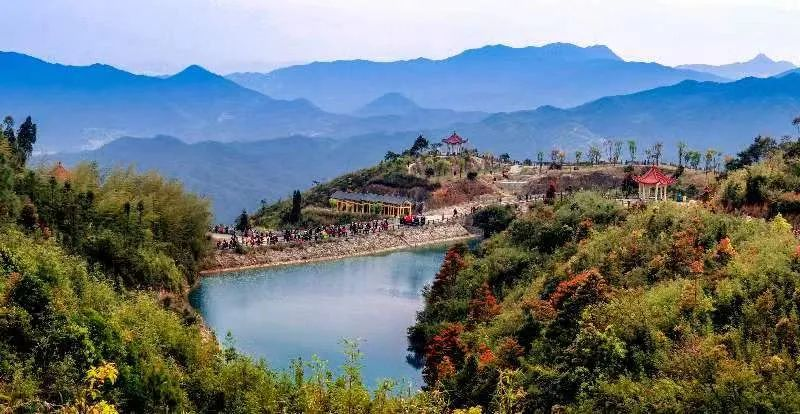 圖為游客們到軍營(yíng)村七彩池欣賞美景。廈門市委宣傳部供圖