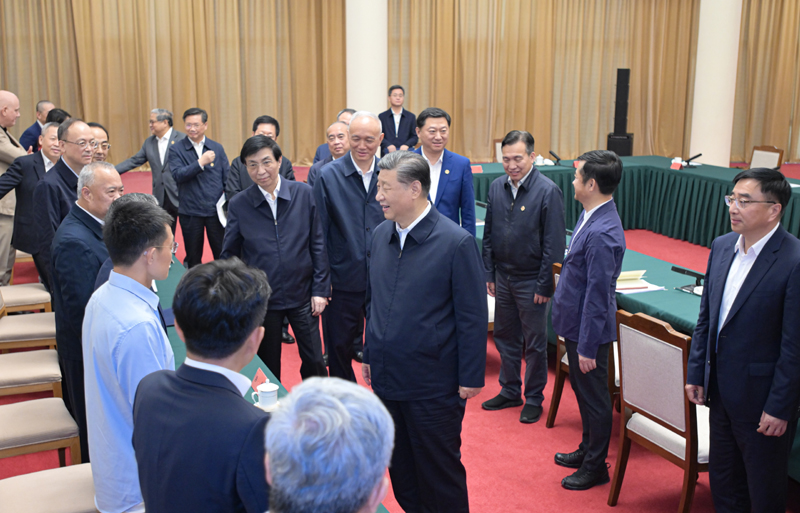 2024年5月23日，習(xí)近平總書(shū)記在山東省濟(jì)南市主持召開(kāi)企業(yè)和專(zhuān)家座談會(huì)并發(fā)表重要講話(huà)。這是總書(shū)記同參會(huì)的企業(yè)和專(zhuān)家代表親切交流。