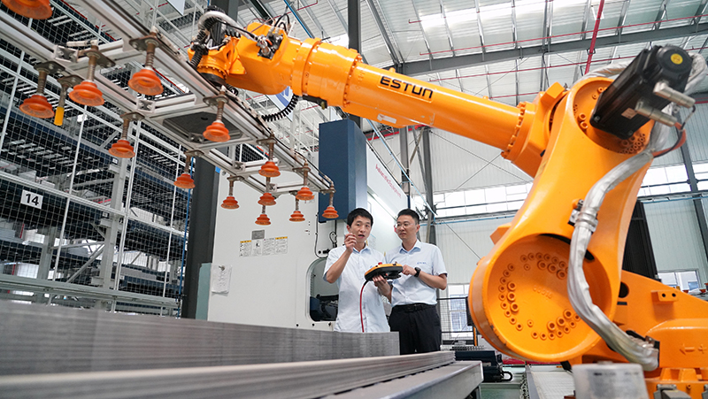 2023年8月26日，武漢，湖北長(zhǎng)江電氣有限公司智能車(chē)間，工作人員正在操作智能機(jī)械臂。