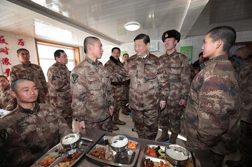 2014年1月26日中午，習(xí)近平來(lái)到連隊(duì)食堂，同戰(zhàn)士們一起用餐。新華社記者 李剛 攝