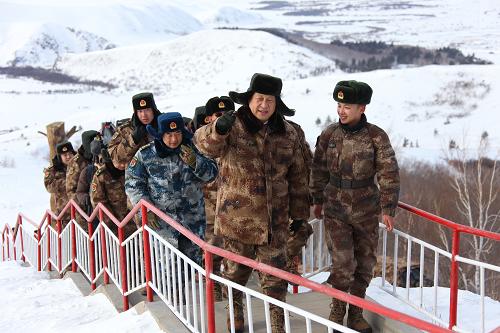  2014年1月26日上午，習(xí)近平來(lái)到內(nèi)蒙古邊防某團(tuán)三角山哨所，看望正在執(zhí)勤的戰(zhàn)士。新華社記者 李剛 攝