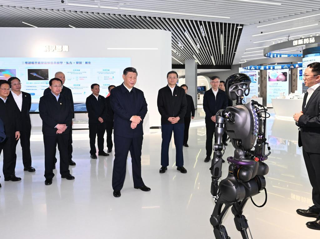 2023年11月28日下午，習(xí)近平在浦東新區(qū)張江科學(xué)城參觀上?？萍紕?chuàng)新成果展。新華社記者 謝環(huán)馳 攝
