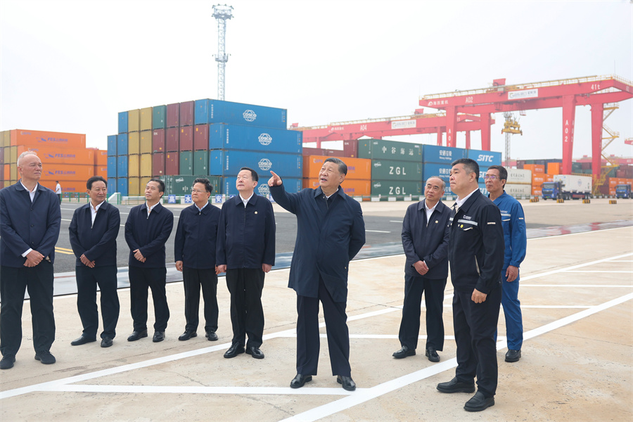 2024年5月22日至24日，中共中央總書記、國家主席、中央軍委主席習近平在山東考察。這是22日下午，習近平在日照港察看全自動化集裝箱碼頭作業(yè)場景。新華社記者 鞠鵬 攝
