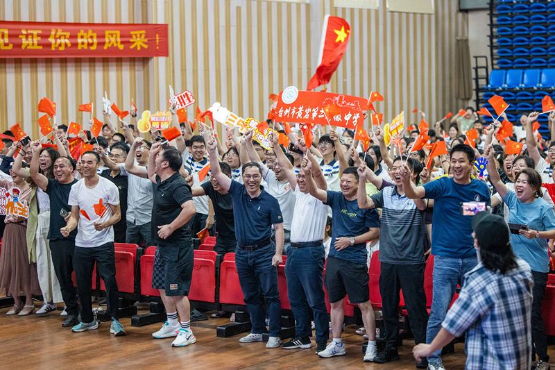 北京時間7月27日，2024年巴黎奧運會首個比賽日，在射擊10米氣步槍混合團體比賽中，中國選手黃雨婷/盛李豪獲得金牌。圖為黃雨婷的母校師生們通過收看奧運直播的方式為她加油助威。