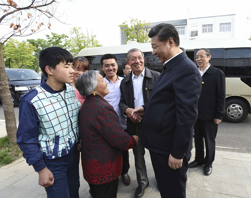 2016年4月25日，習(xí)近平在安徽省滁州市鳳陽縣小崗村看望當(dāng)年大包干帶頭人嚴(yán)金昌（右三）一家。